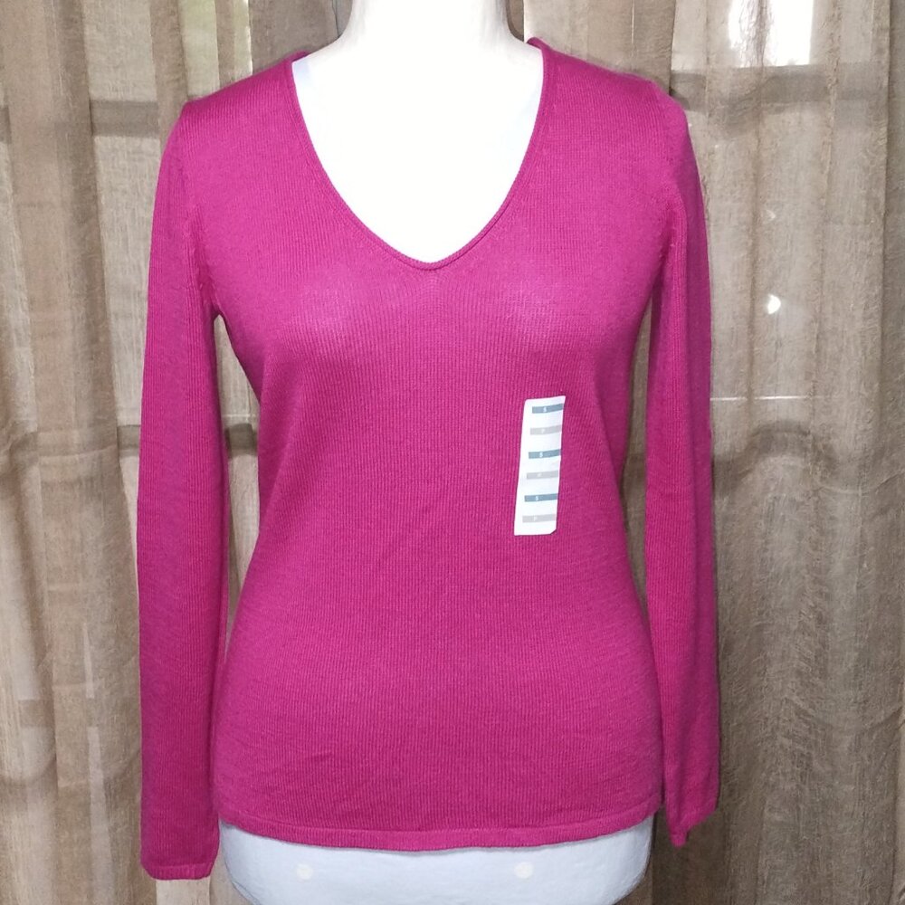 Old Navy Long Sleeve Rounded V-Neck Sweater. S/P-Retail $24.94. NWT.